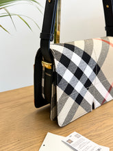 Load image into Gallery viewer, BURBERRY 2024 Snip Shoulder Bag in Sand
