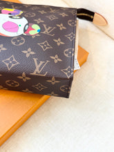 Load image into Gallery viewer, LOUIS VUITTON 2025 LV x TM Takashi Murakami Monogram Toiletry Pouch 26 - Large