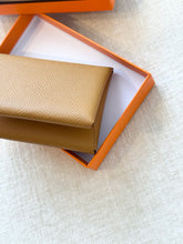 Load image into Gallery viewer, HERMES 2023 Calvi Duo Epsom Leather Card Holder / Sesame