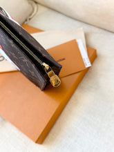 Load image into Gallery viewer, LOUIS VUITTON 2025 LV x TM Takashi Murakami Monogram Toiletry Pouch 26 - Large