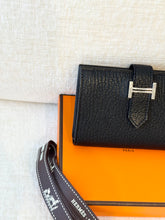 Load image into Gallery viewer, HERMES 2023 Bearn Card Holder in Noir / Epsom Leather