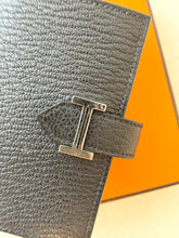 Load image into Gallery viewer, HERMES 2023 Bearn Card Holder in Noir / Epsom Leather