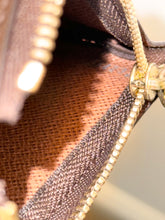 Load image into Gallery viewer, LOUIS VUITTON 2022 Monogram Cles Chain Key Pouch