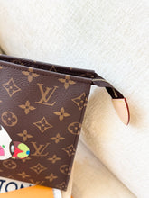 Load image into Gallery viewer, LOUIS VUITTON 2025 LV x TM Takashi Murakami Monogram Toiletry Pouch 26 - Large