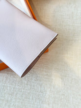 Load image into Gallery viewer, HERMES 2024 R.M.S Passport Holder - Mauve Pale / Evercolor
