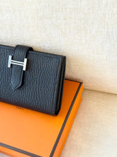 Load image into Gallery viewer, HERMES 2023 Bearn Card Holder in Noir / Epsom Leather