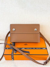 Load image into Gallery viewer, đ¤NEW! Hermès Hermesnap Wallet / Gold / Epsom / Palladium Hardware