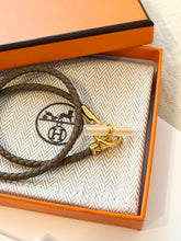 Load image into Gallery viewer, ✨BRAND NEW✨2025 Hermes Glenan Double Tour Bracelet / Étoupe / Size T2