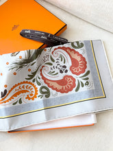 Load image into Gallery viewer, Hermès 2025 Guepards Bandana Double Face Scarf 90 in Noir / Ardoise / Rose