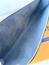 Load image into Gallery viewer, LOUIS VUITTON Epi Leather Pochette Accessoires / Black
