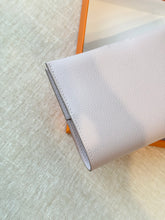 Load image into Gallery viewer, HERMES 2024 R.M.S Passport Holder - Mauve Pale / Evercolor