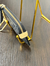 Load image into Gallery viewer, GUCCI Guccisima Leather Key Case in Black