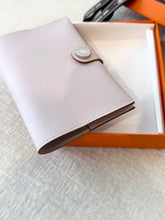 Load image into Gallery viewer, HERMES 2024 R.M.S Passport Holder - Mauve Pale / Evercolor