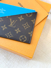 Load image into Gallery viewer, π NEW!! LOUIS VUITTON 2025 Monogram Zippy Coin Purse / Gaston Blue