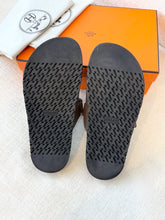 Load image into Gallery viewer, Hermes Women’s Epsom Calfskin Chypre Sandals / Étoupe / (EU)39