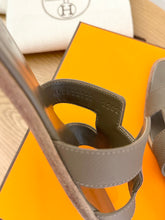 Load image into Gallery viewer, HERMES Oran Epsom Calfskin Leather Sandals in Etoupe - (EU)37.5
