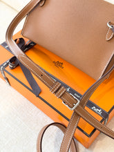 Load image into Gallery viewer, đ¤NEW! Hermès Hermesnap Wallet / Gold / Epsom / Palladium Hardware