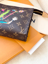 Load image into Gallery viewer, LOUIS VUITTON 2025 LV x TM Takashi Murakami Monogram Toiletry Pouch 19 - Medium