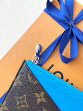Load image into Gallery viewer, π NEW!! LOUIS VUITTON 2025 Monogram Zippy Coin Purse / Gaston Blue