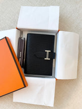 Load image into Gallery viewer, HERMES 2023 Bearn Card Holder in Noir / Epsom Leather