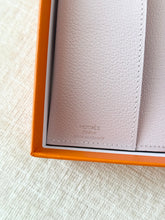 Load image into Gallery viewer, HERMES 2024 R.M.S Passport Holder - Mauve Pale / Evercolor
