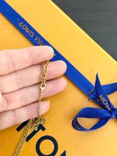 Load image into Gallery viewer, ▪️SOLD▪️LOUIS VUITTON Essential V Necklace in Golden Metal