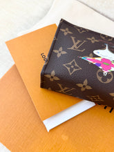 Load image into Gallery viewer, LOUIS VUITTON 2025 LV x TM Takashi Murakami Monogram Toiletry Pouch 15 - Small