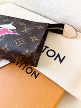 Load image into Gallery viewer, LOUIS VUITTON 2025 LV x TM Takashi Murakami Monogram Toiletry Pouch 15 - Small