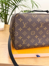 Load image into Gallery viewer, LOUIS VUITTON 2021 Monogram Canvas NéoNoé MM Crossbody Bag in Black