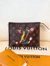 Load image into Gallery viewer, LOUIS VUITTON 2025 LV x TM Takashi Murakami Monogram Toiletry Pouch 19 - Medium