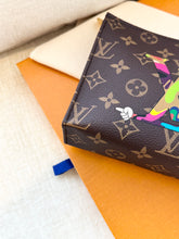 Load image into Gallery viewer, LOUIS VUITTON 2025 LV x TM Takashi Murakami Monogram Toiletry Pouch 19 - Medium