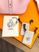 Load image into Gallery viewer, HERMES 2024 Clemence Picotin Lock 22 Palladium Hardware in Rose Sakura