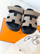 Load image into Gallery viewer, Hermes Women’s Epsom Calfskin Chypre Sandals / Étoupe / (EU)39