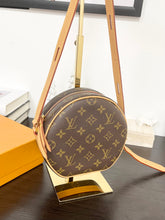 Load image into Gallery viewer, LOUIS VUITTON 2020 Monogram Boite Chapeau Souple PM Crossbody Bag