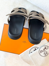 Load image into Gallery viewer, Hermes Women’s Epsom Calfskin Chypre Sandals / Étoupe / (EU)39
