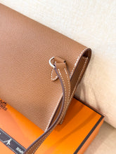 Load image into Gallery viewer, đ¤NEW! Hermès Hermesnap Wallet / Gold / Epsom / Palladium Hardware