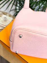Load image into Gallery viewer, HERMES 2024 Clemence Picotin Lock 22 Palladium Hardware in Rose Sakura