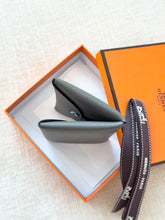 Load image into Gallery viewer, Hermes Evercolor Calfskin Calvi Card Holder / Gris Meyer / 2022