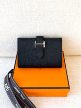 Load image into Gallery viewer, HERMES 2023 Bearn Card Holder in Noir / Epsom Leather