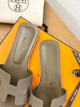 Load image into Gallery viewer, HERMES Oran Epsom Calfskin Leather Sandals in Etoupe - (EU)37.5