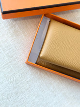Load image into Gallery viewer, HERMES 2023 Calvi Duo Epsom Leather Card Holder / Sesame
