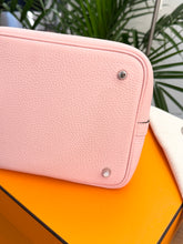 Load image into Gallery viewer, HERMES 2024 Clemence Picotin Lock 22 Palladium Hardware in Rose Sakura