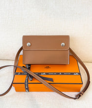 Load image into Gallery viewer, đ¤NEW! Hermès Hermesnap Wallet / Gold / Epsom / Palladium Hardware