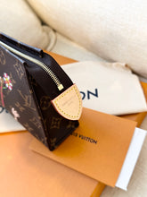 Load image into Gallery viewer, LOUIS VUITTON 2025 LV x TM Takashi Murakami Monogram Toiletry Pouch 19 - Medium