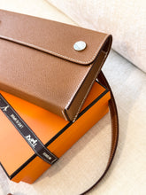 Load image into Gallery viewer, đ¤NEW! Hermès Hermesnap Wallet / Gold / Epsom / Palladium Hardware