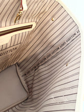 Load image into Gallery viewer, LOUIS VUITTON 2025 Monogram Neverfull MM Monogram Tote / Rose Beige