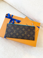 Load image into Gallery viewer, π NEW!! LOUIS VUITTON 2025 Monogram Zippy Coin Purse / Gaston Blue