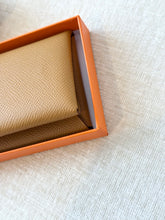 Load image into Gallery viewer, HERMES 2023 Calvi Duo Epsom Leather Card Holder / Sesame