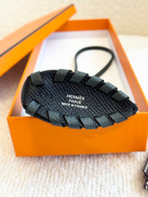 Load image into Gallery viewer, HERMES 2025 Epsom Leather Cheval Tresse Horse Charm - Noir / Vert Mangrove