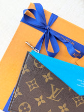 Load image into Gallery viewer, π NEW!! LOUIS VUITTON 2025 Monogram Zippy Coin Purse / Gaston Blue